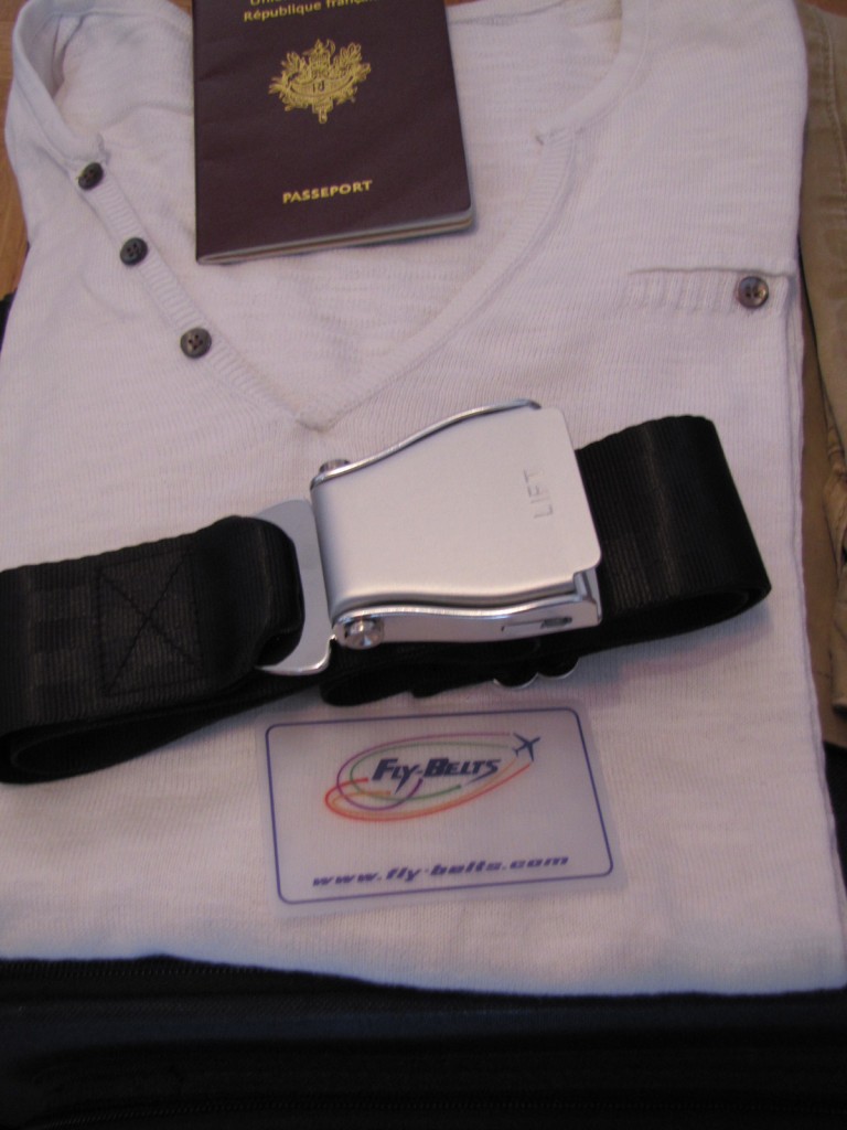 J'ai mon passeport, ma valise et ma ceinture Jakarta, je suis prêt à partir!