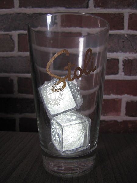 verre stoli vodka et ses glacons lumineux