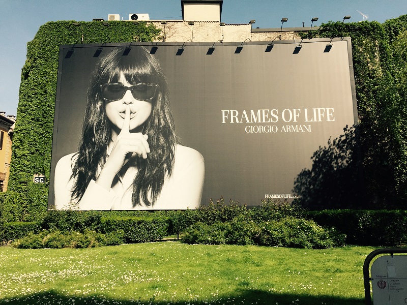 affiche giorgio armani dans un jardin public