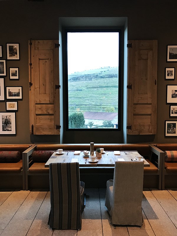 table avec vue sur la vallee du douro