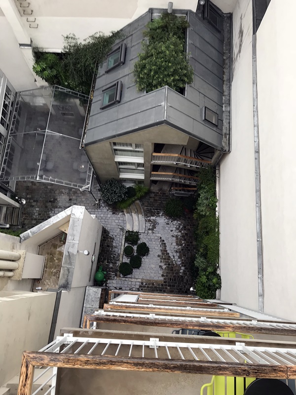cour interieure vue du batiment principal